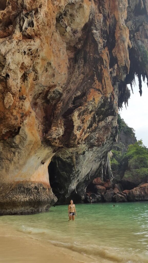 dentro da caverna railay beach tailandia