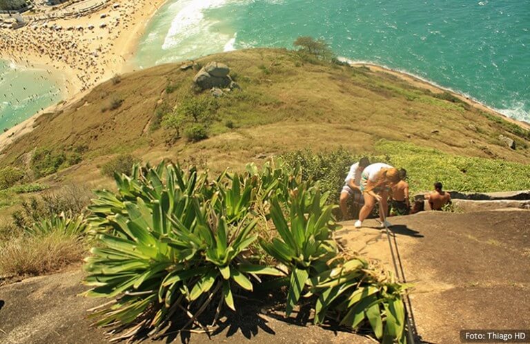 A imagem contém: Descendo pela Corda na Trilha da Pedra do Pontal, Recreio dos Bandeirantes - RJ