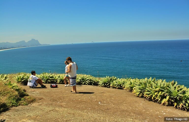 A imagem contém: Gustavo Almeida - Trilha da Pedra do Pontal, Recreio dos Bandeirantes - RJ