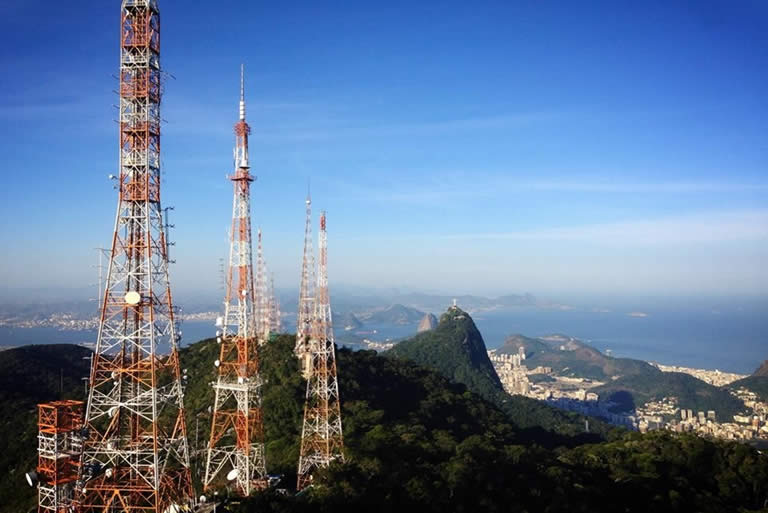 A imagem contém: Antenas dentro do Parque Nacional da Tijuca - RJ