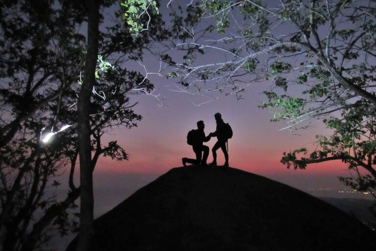 A imagem contém: Pedra do Telégrafo, Guaratiba, Rio de Janeiro, casal apaixonado