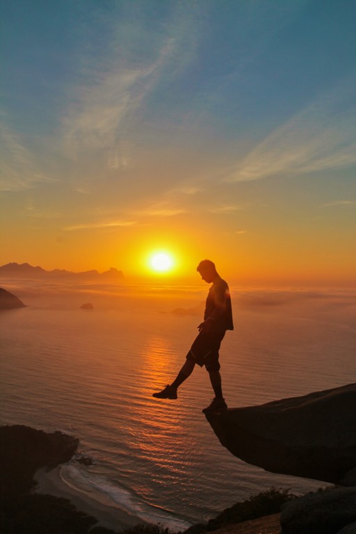 A imagem contém: Pedra do Telégrafo, Guaratiba, Rio de Janeiro, nascer do sol