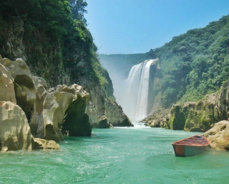 A imagem contém: Cascada de Tamul, México, cachoeira