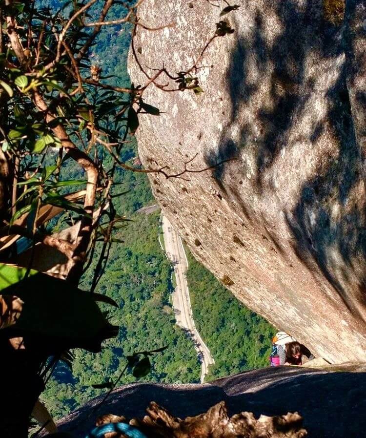 A imagem contém: Dedo de Deus, Serra dos Órgãos, Rio de Janeiro, escalada