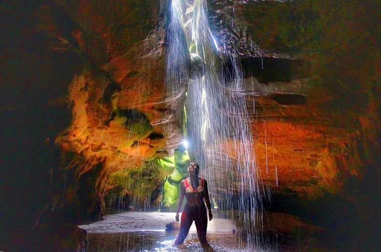 A imagem contém: Gruta, Monte Roraima, cachoeira