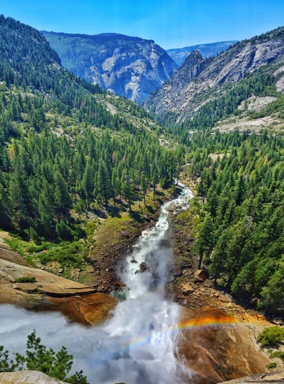 A imagem contém: Mist Trail, Yosemite National Park, California, EUA