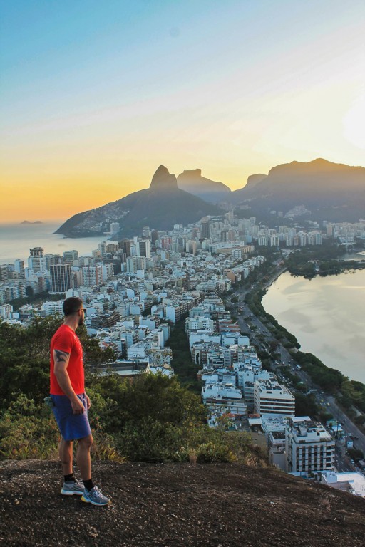 A imagem contém: Morro do Cantagalo, Rio de Janeiro, Lagoa Rodrigo de Freitas