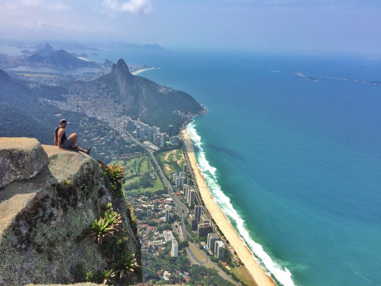 A imagem contém: Pedra da Gávea, Parque Nacional da Tijuca, Rio de Janeiro, São Conrado, praia