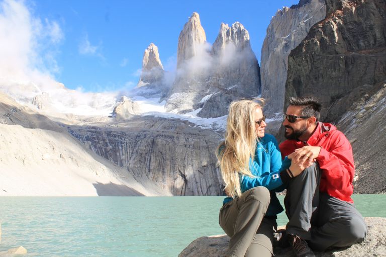 A imagem contém: Casal na base das Torres del Paine, Chile
