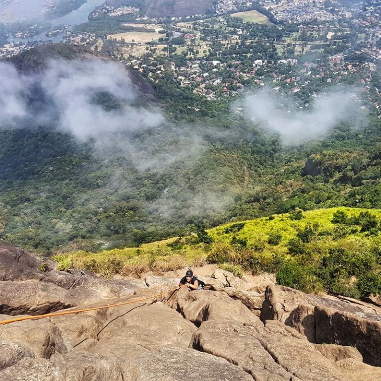 A imagem contém: Menina escalando, Carrasqueira, Pedra da Gávea