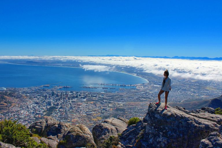 A imagem contém: Mulher na montanha Table Mountain, África do Sul