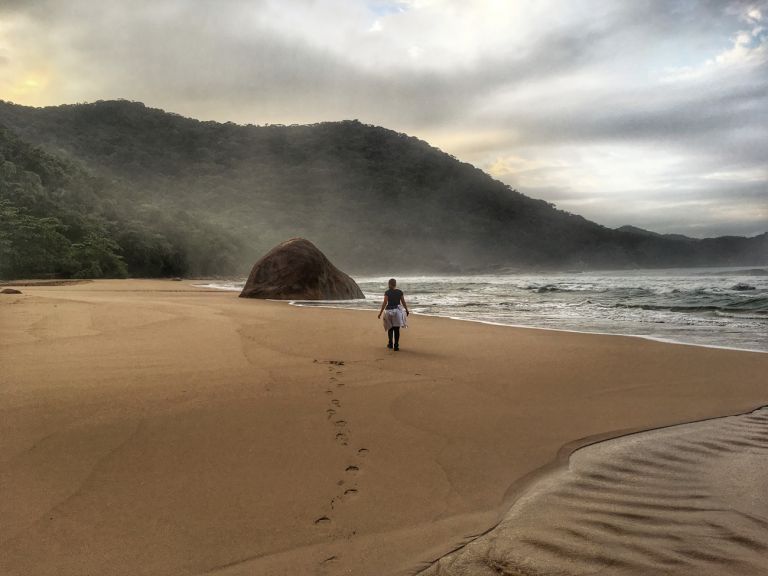 A imagem contém: Mulher na travessia da Juatinga, passando pela praia dos Antigos