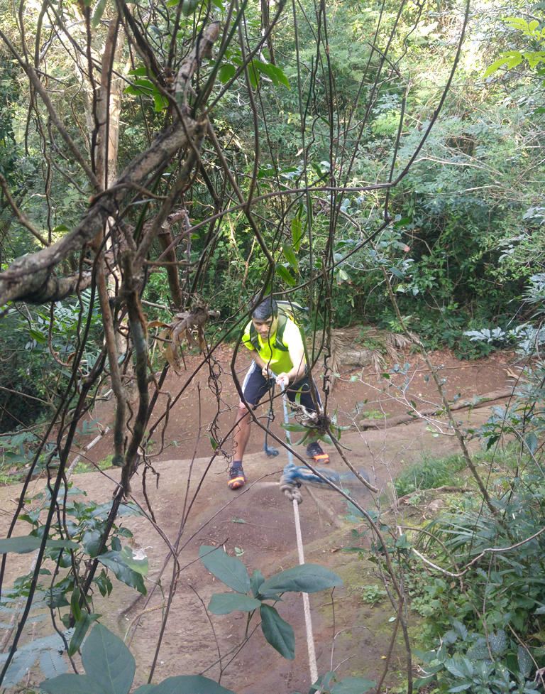 corda para auxiliar a subida na trilha da pedra do macaco 2