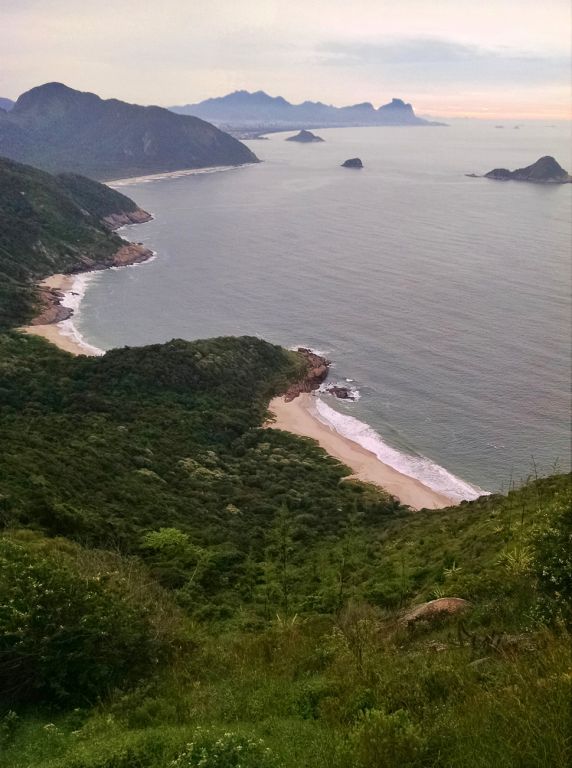 A imagem contém: Nascer do sol, Pedra do Telégrafo, Rio de Janeiro