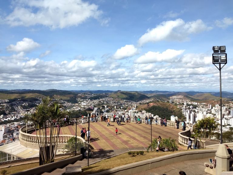 A imagem contém: Mirante do Morro do Cristo, Juiz de Fora, Minas Gerais
