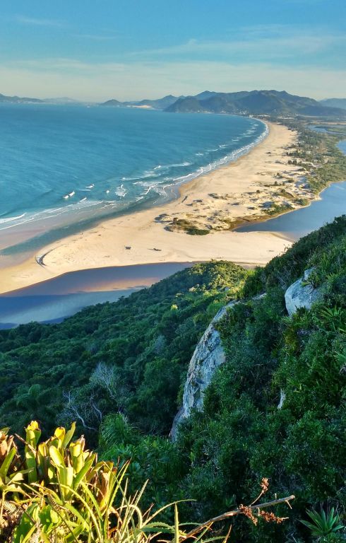 A imagem contém: Pedra do Urubu, Praia da Guarda do Embaú, Palhoça, Santa Catarina
