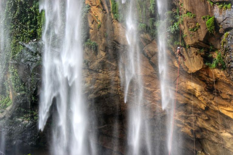 A imagem contém: Cachoeira Alta, Espírito Santo, rapel