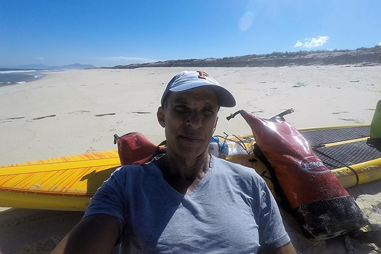 Francisco Rocha rema do Rio à Paraty em uma prancha de stand up paddle