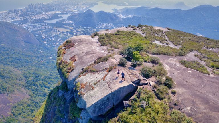 A imagem contém: Foto aérea da Pedra Bonita, RJ