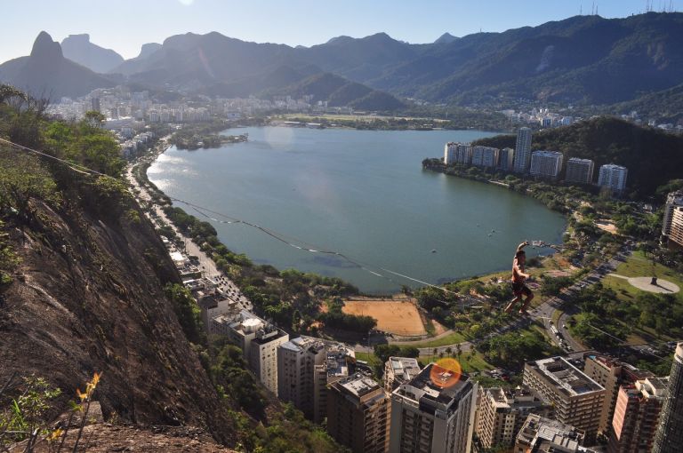 A imagem contém: Highline no Morro do Cantagalo, Rio de Janeiro