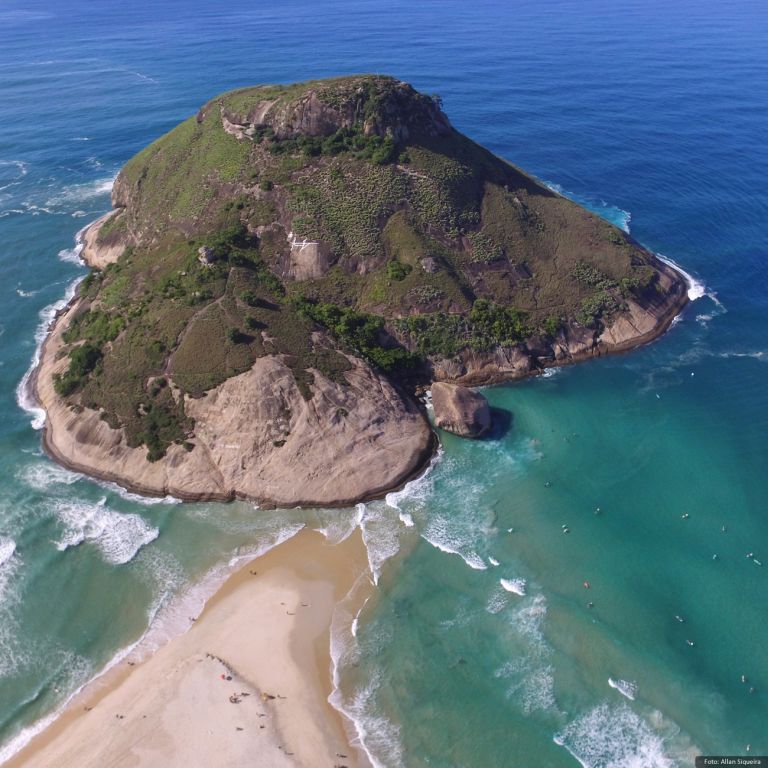 A imagem contém: Pedra do Pontal, Recreio - RJ