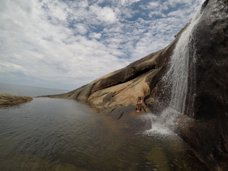 Cachoeira do Saco Bravo: o encontro do rio com o mar
