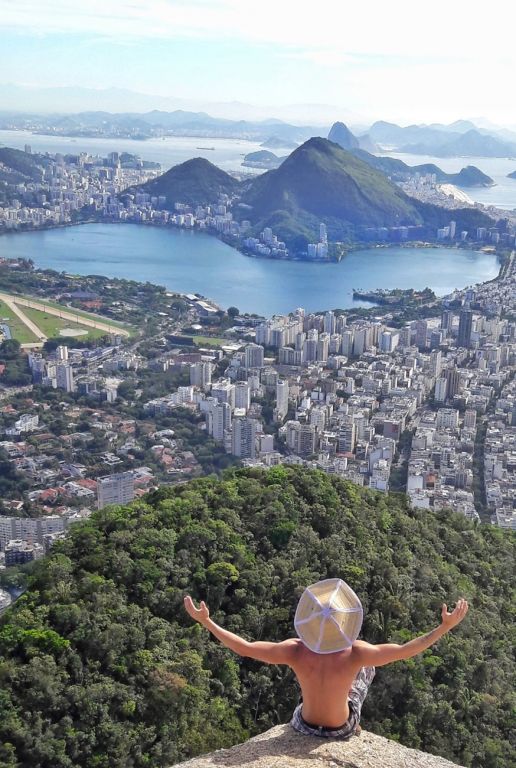 A imagem contém: Morro Dois Irmãos, Vidigal, Rio de Janeiro