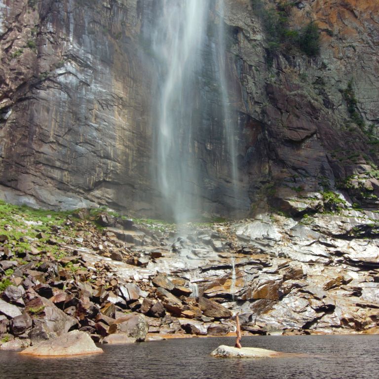 A imagem contém: Parte baixa da Cachoeira do Tabuleiro - MG