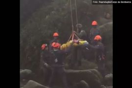 Homem cai durante rapel em cachoeira de SP e é resgatado por helicóptero dos bombeiros