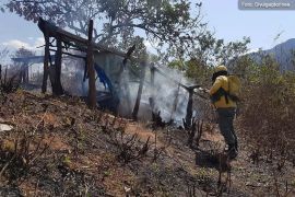 Homem é resgatado de dentro de construção em chamas no Parque Estadual dos Três Picos